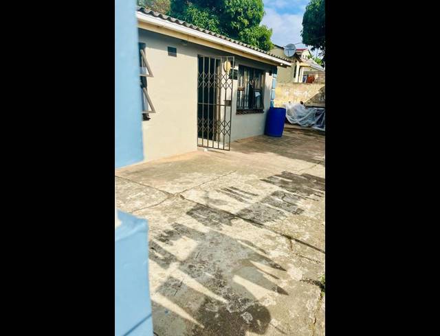 6 BEDROOM HOUSE FOR SALE IN UMLAZI A